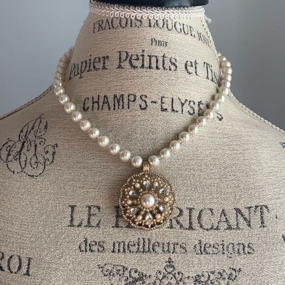 Elegant Faux Pearl Strand With Pendant Fas…